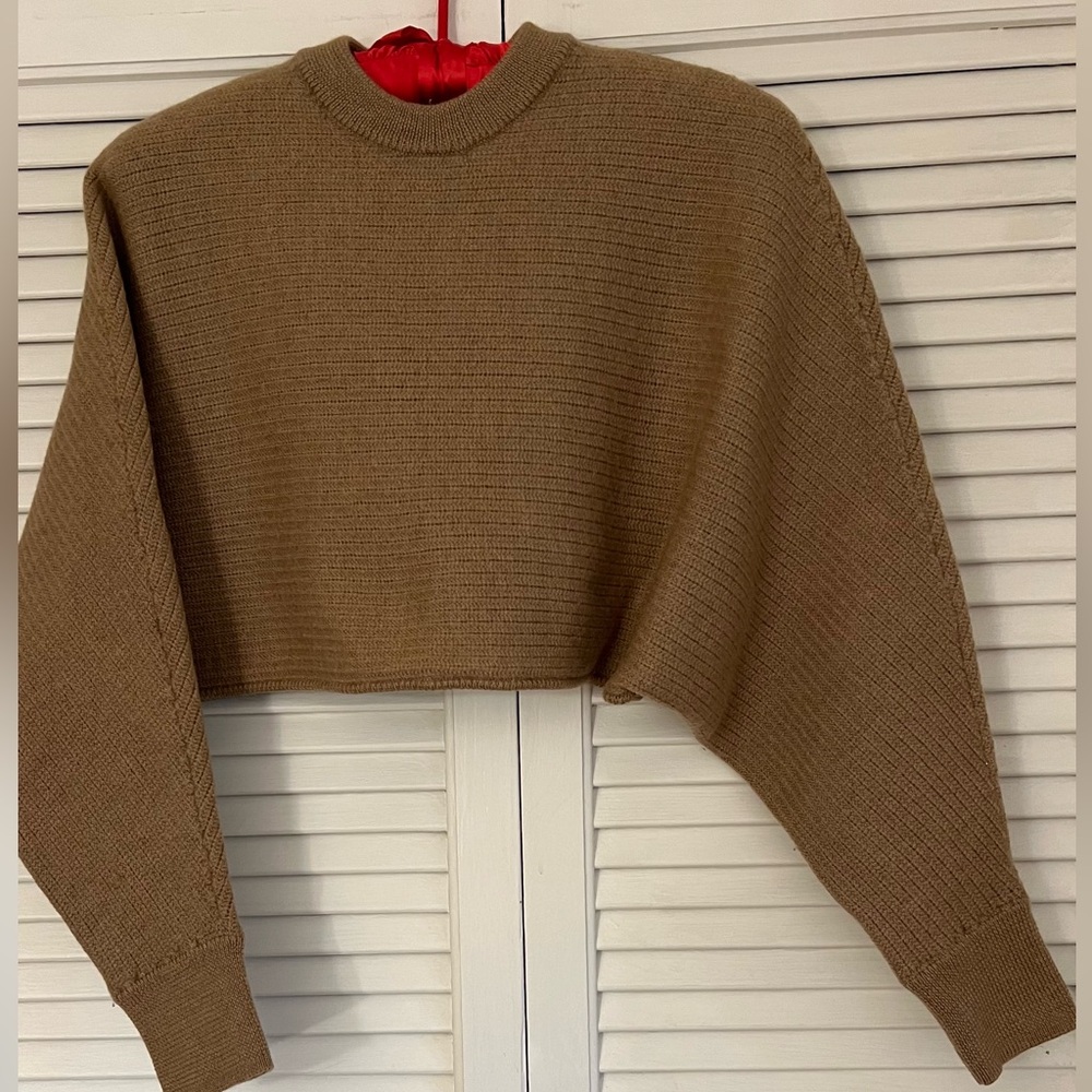 Aritzia “Wilfred” 100% merino wool cropped sweater. Size XS